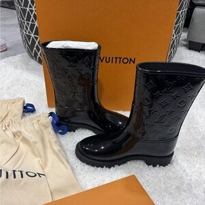 Brand new, never been worn Louis Vuitton drop flat half boot. Black size 37